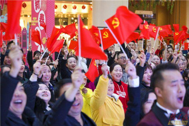 突发! 今日美国一大楼遭炸毁! 8人受伤，拆弹小组出动，目前情况如何？游戏画面